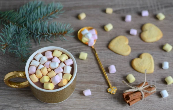 Cacao caldo con marshmallow e decorazioni natalizie — Foto Stock