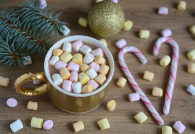 Sıcak kakao marshmallows ve Noel süsleri