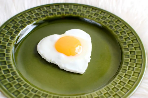 Lekkere gebakken ei in de vorm van een hart — Stockfoto