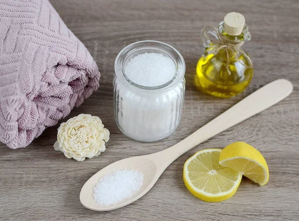 Ingredientes naturales para el exfoliante casero de sal corporal — Foto de Stock