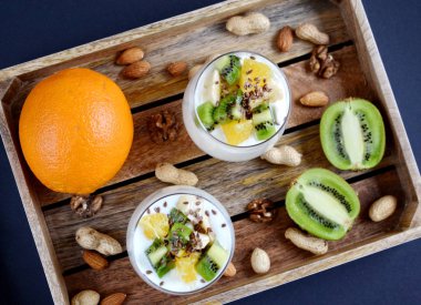 Taze renkli vitamini kahvaltı yoğurt ve adet meyve