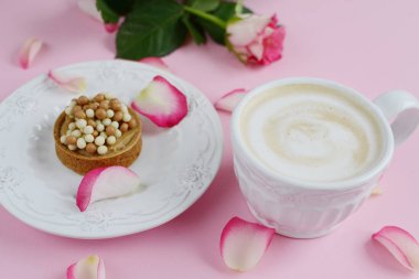 Fincan kapuçino ve pasta pembe Güllü 