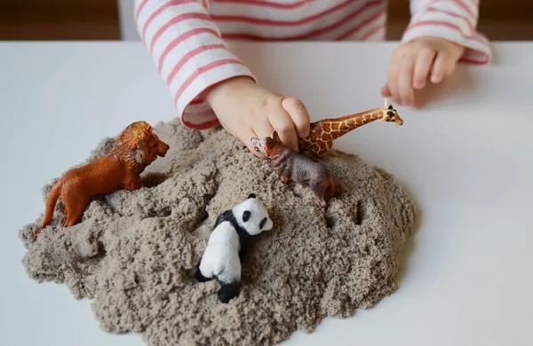 Meisje van de baby spelen met kinetisch zand — Stockfoto