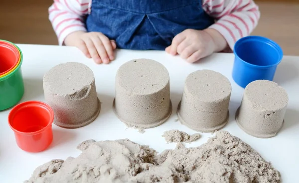 Meisje van de baby spelen met kinetisch zand — Stockfoto