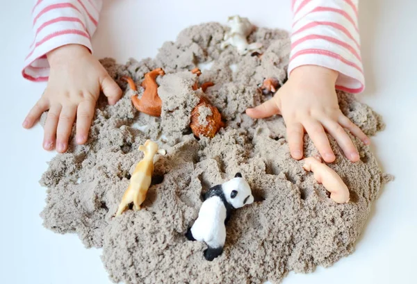 Meisje van de baby spelen met kinetisch zand — Stockfoto