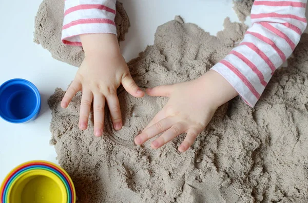 Meisje van de baby spelen met kinetisch zand — Stockfoto