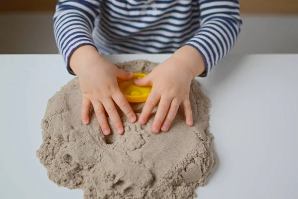 Meisje van de baby spelen met kinetisch zand — Stockfoto