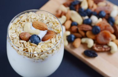 Vitamini kahvaltı yoğurt yaban mersini, yulaf gevreği, kurutulmuş meyve ve fındık