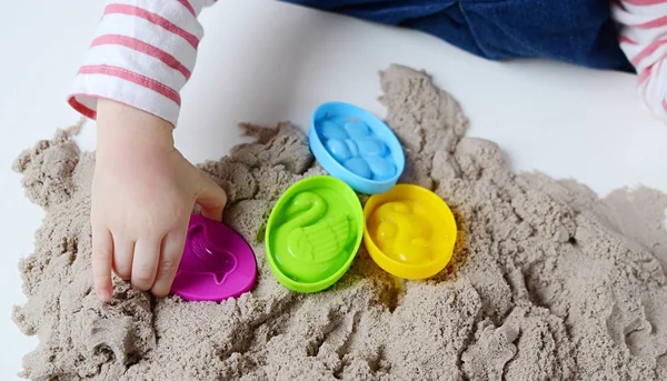 Kız bebek Kinetik kum ile oynamak — Stok fotoğraf
