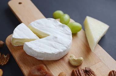 Peynir ile fındık, Kuru Meyve ve üzüm ahşap plaka üzerinde farklı türde