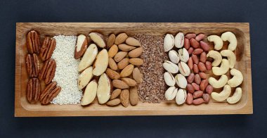 Çeşitli karışık Kuruyemiş, siyah arka plan