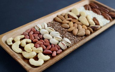 Çeşitli karışık Kuruyemiş, siyah arka plan