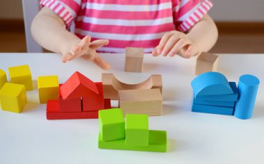 Küçük kız küplerle oynuyor.