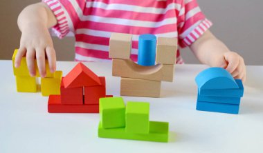 Küçük kız küplerle oynuyor.