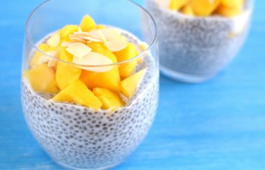 Hindistan cevizli mango Chia tohumu pudingi.