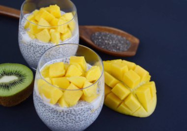Hindistan cevizli mango Chia tohumu pudingi.
