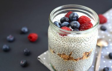 Hindistan cevizi Chia tohum pudingi çilek ve müsli, vitamini kahvaltı ile
