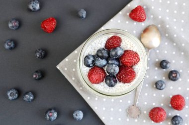Hindistan cevizi Chia tohum pudingi çilek ve müsli, vitamini kahvaltı ile