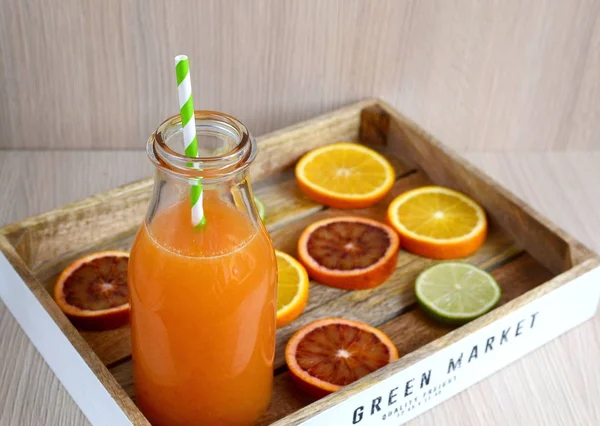 Помаранчевий сік у склянці, вітамінний напій — стокове фото