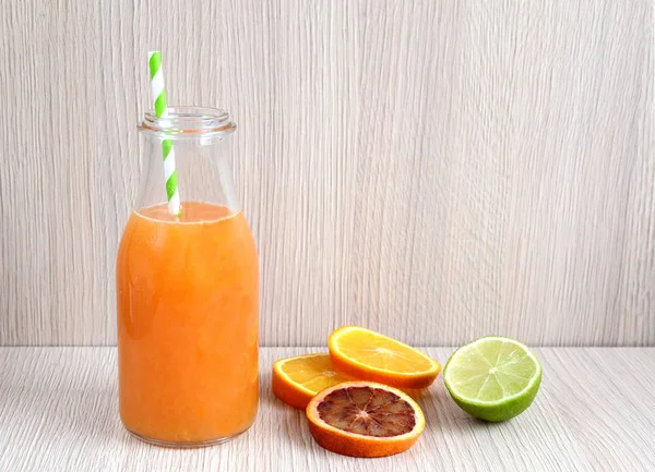 Помаранчевий сік у склянці, вітамінний напій — стокове фото