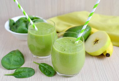 Yeşil ıspanak smoothies meyve ile