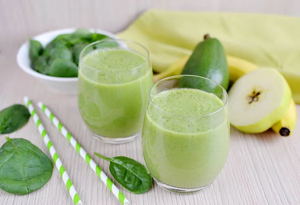 Grüne Spinat-Smoothies mit Früchten — Stockfoto