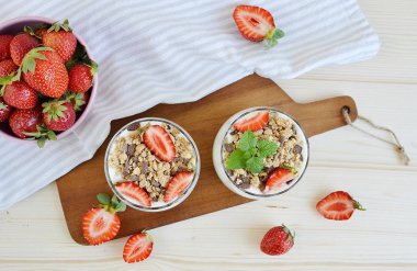 Yoğurt ve çilek ile çikolata müsli