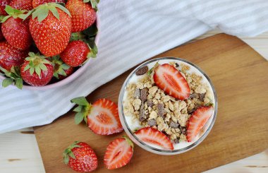 Yoğurt ve çilek ile çikolata müsli