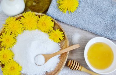 Ev yapımı vücut tuz fırçalama için doğal maddeler