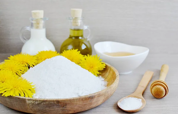 Ingredientes naturales para el exfoliante casero de sal corporal — Foto de Stock