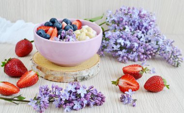 Çilek ve kaju, sağlıklı bir kahvaltı ile yoğurt