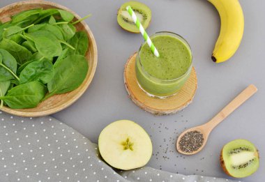 Yeşil ıspanak smoothies meyve ile