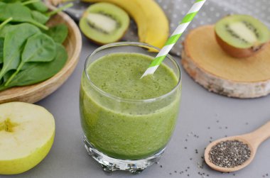 Yeşil ıspanak smoothies meyve ile