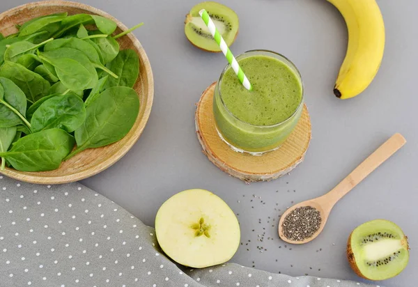 Yeşil ıspanak smoothies meyve ile