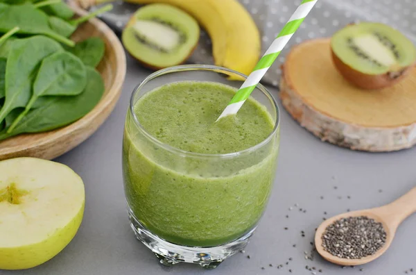 Yeşil ıspanak smoothies meyve ile