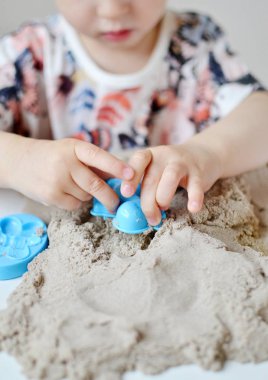 Kinetik kumla oynayan kız