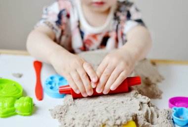 Kinetik kumla oynayan kız