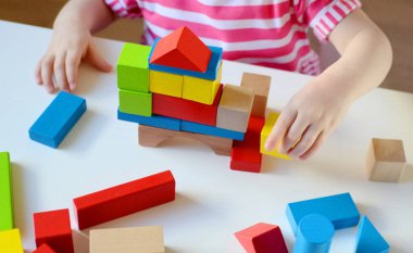 ahşap küpleri ile oynarken küçük kız