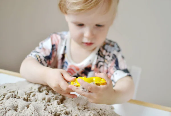 Menina brincando com areia cinética — Fotografia de Stock