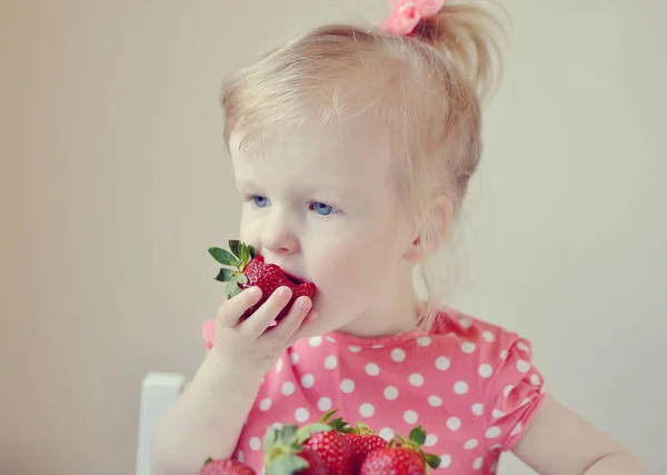 Menina comendo morangos — Fotografia de Stock