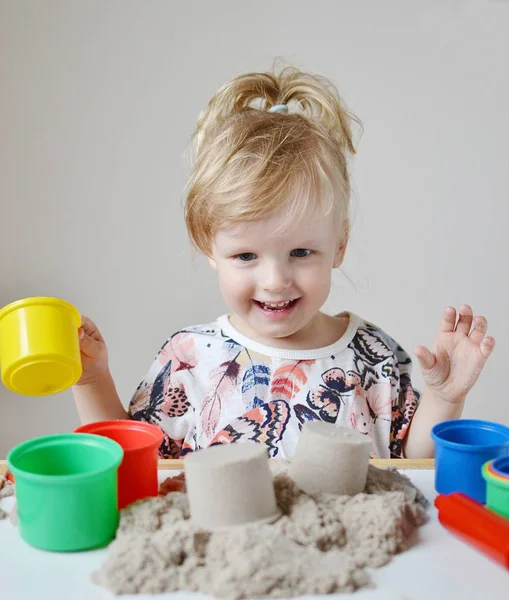 Menina brincando com areia cinética em casa educação precoce — Fotografia de Stock