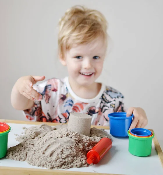 Meisje met kinetisch zand spelen bij Home vroege Education — Stockfoto