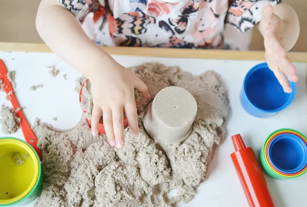 Meisje met kinetisch zand spelen bij Home vroege Education — Stockfoto