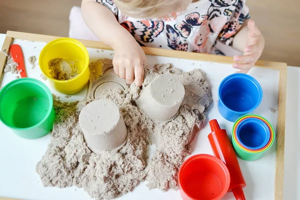 Meisje met kinetisch zand spelen bij Home vroege Education — Stockfoto