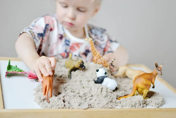 Meisje met kinetisch zand spelen bij Home vroege Education — Stockfoto