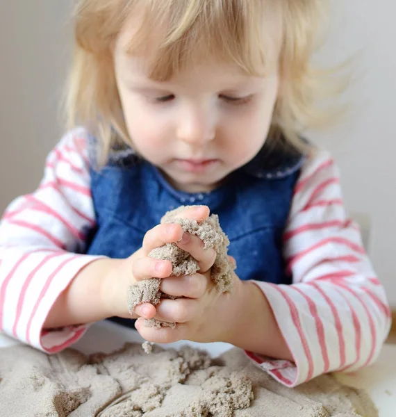 Küçük kız, eve erken eğitim Kinetik kumla oynayan 