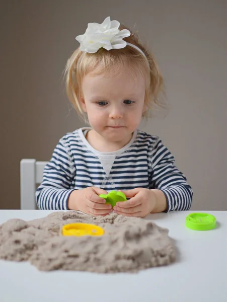 Meisje met kinetisch zand spelen bij Home vroege Education — Stockfoto