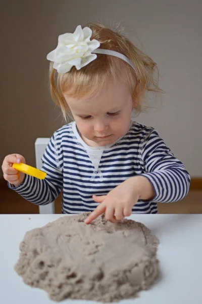 Meisje met kinetisch zand spelen bij Home vroege Education — Stockfoto