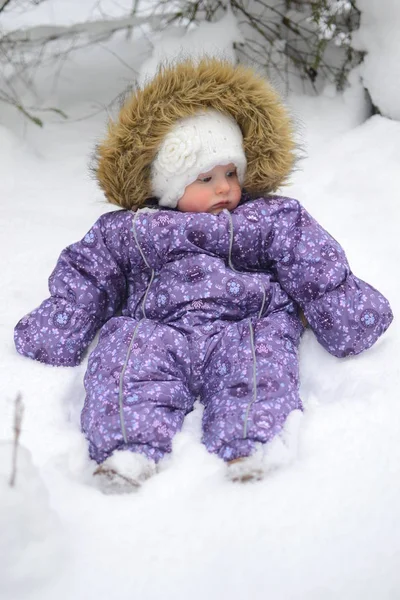 在雪地里的小宝贝女儿 — 图库照片