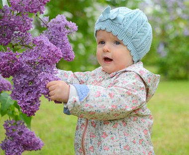 Şirin Bebek kız parkta yürüyüş